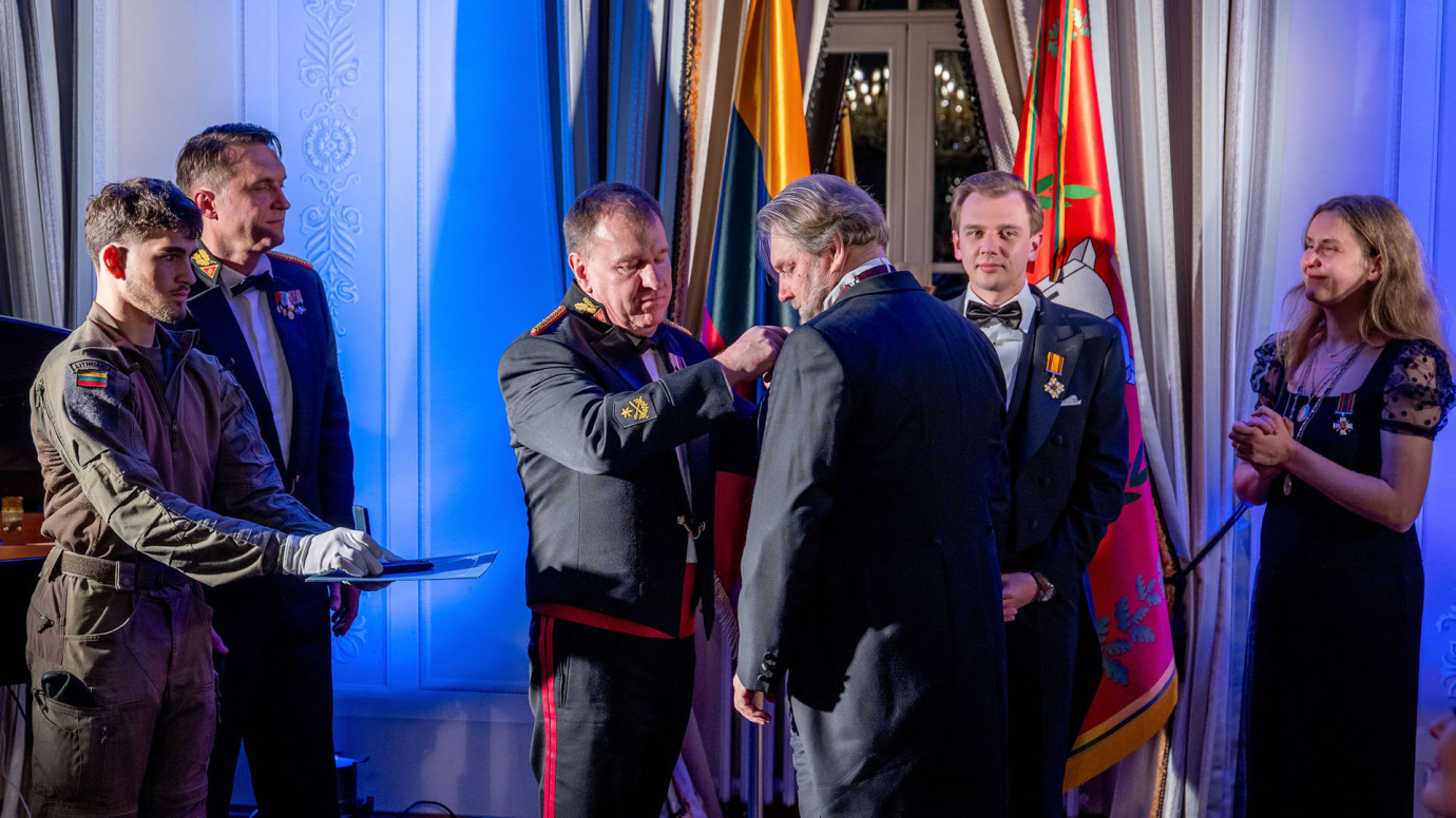 Iškilmingi apdovanojimai Lietuvos kariuomenės dienos proga: pagerbti kultūros, tarnystės ir bendrystės kūrėjai